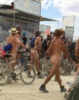 Klicken zum ansehen burning-man-naked-pub-crawl-mi_t1.jpg